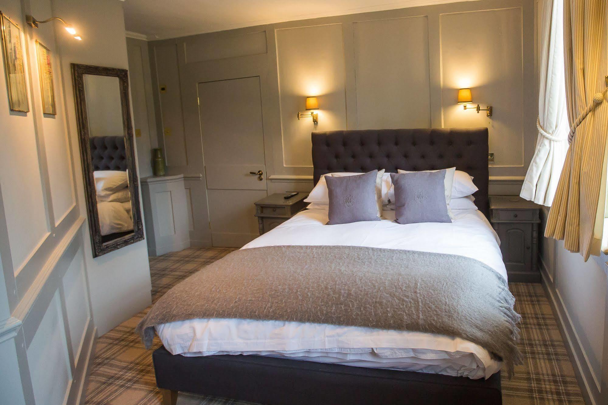 The Running Horses Hotell Mickleham Exteriör bild